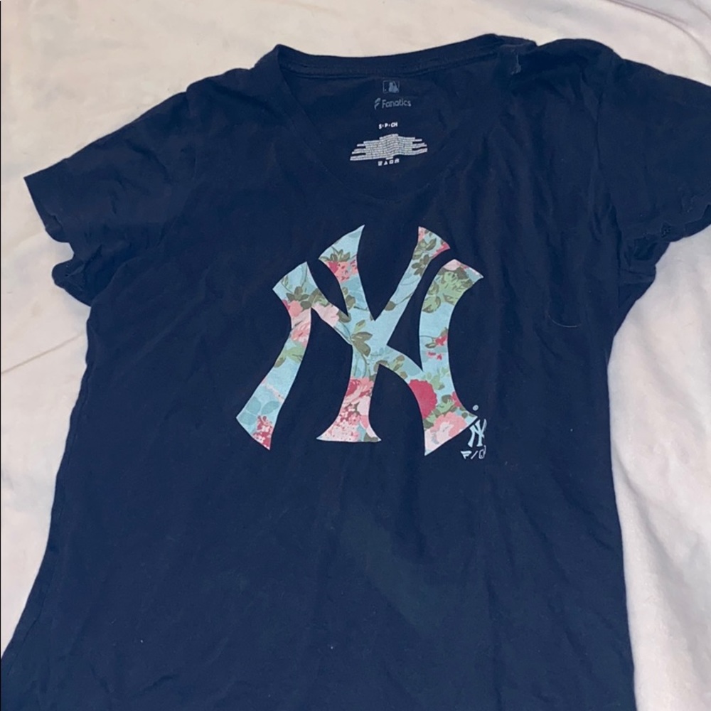 Fanatics women’s small Yankees tshirt